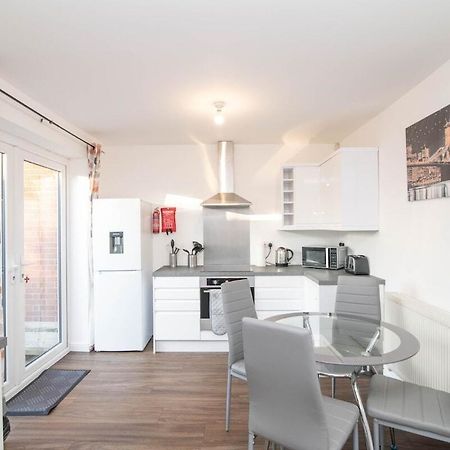 Spacious Two Bed House With Parking And Garden Dudley Exteriér fotografie