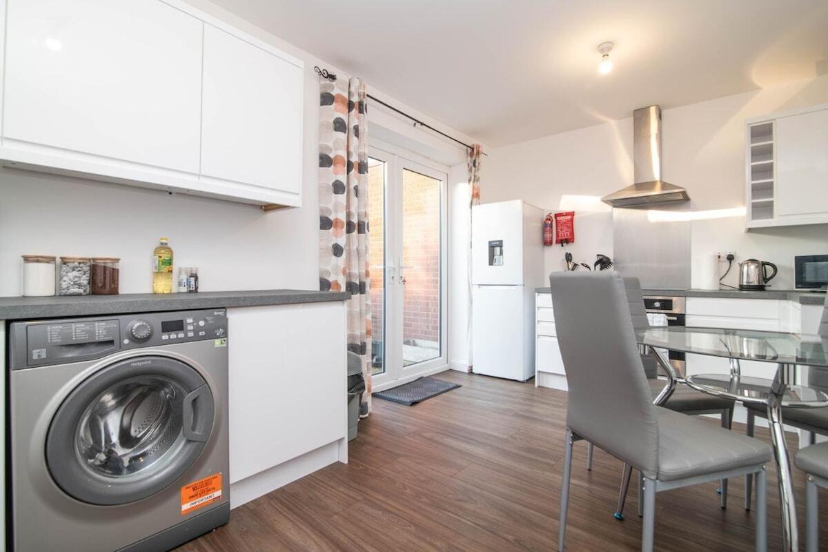 Spacious Two Bed House With Parking And Garden Dudley Exteriér fotografie