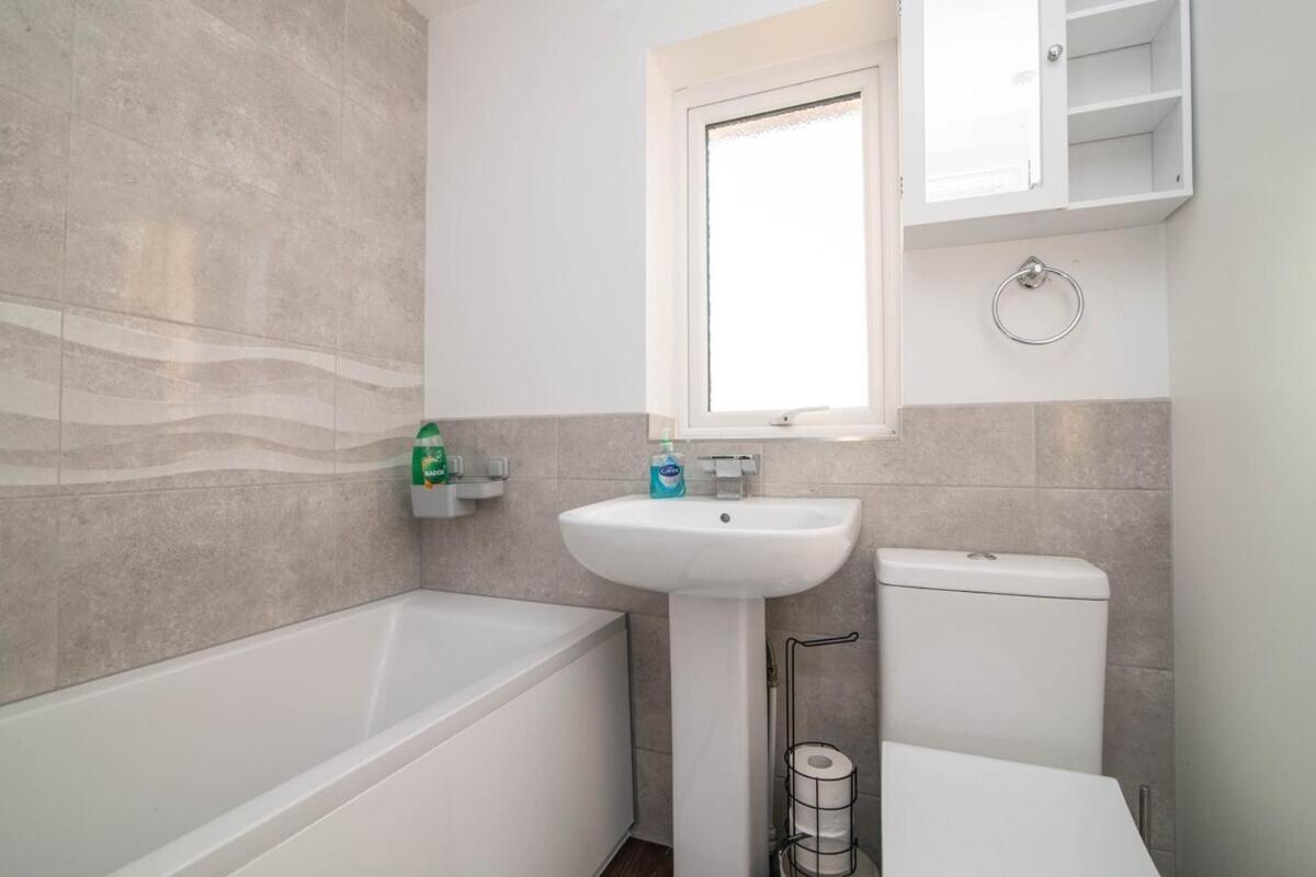 Spacious Two Bed House With Parking And Garden Dudley Exteriér fotografie
