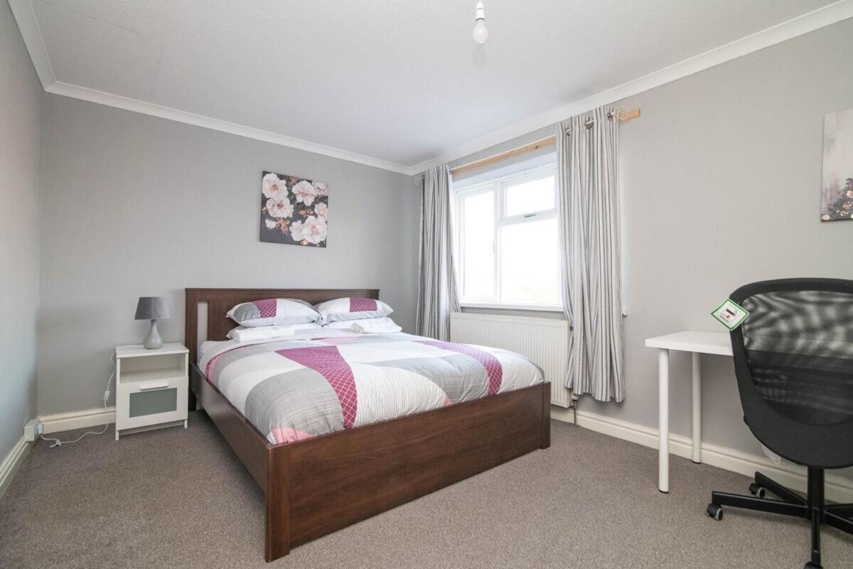 Spacious Two Bed House With Parking And Garden Dudley Exteriér fotografie
