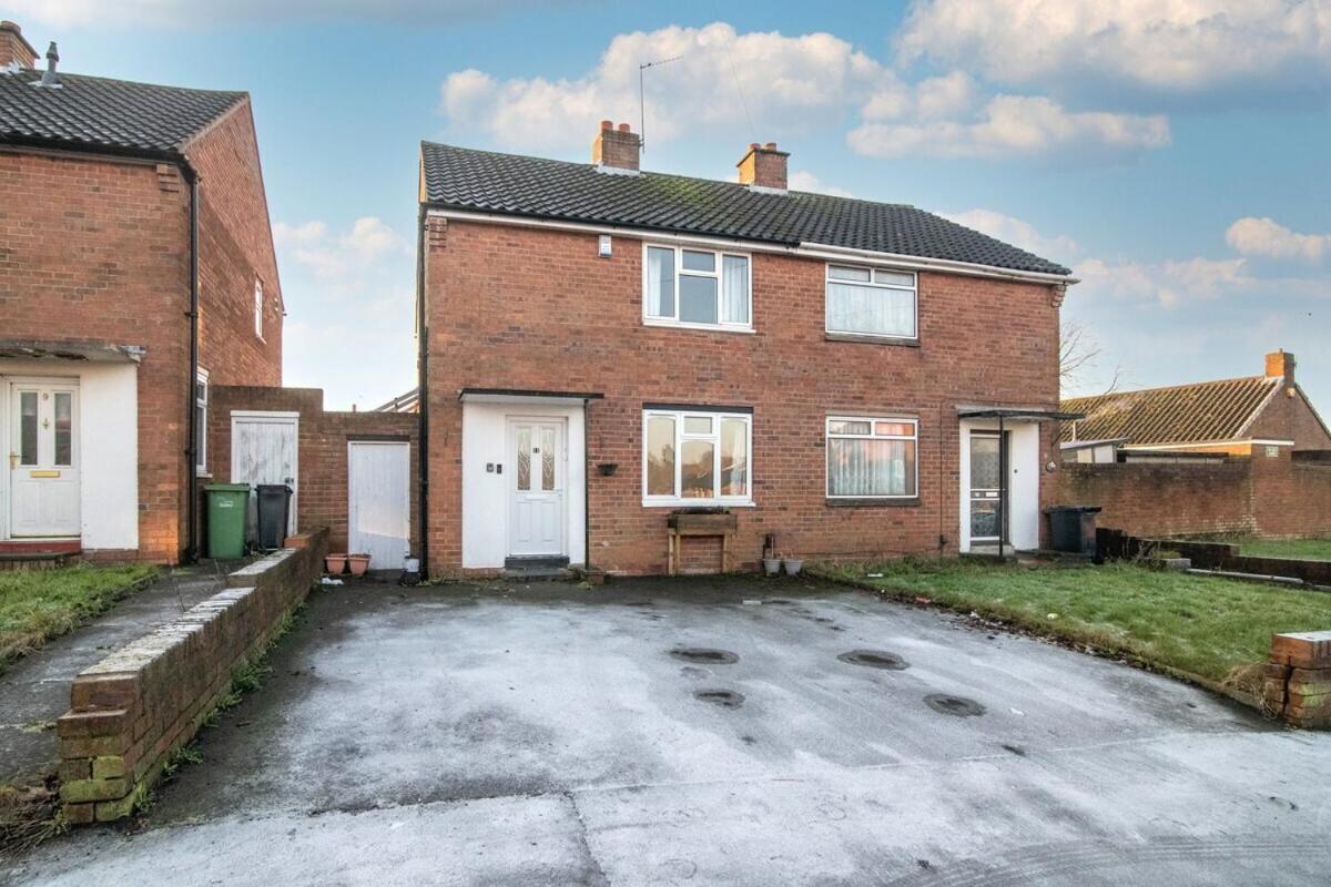 Spacious Two Bed House With Parking And Garden Dudley Exteriér fotografie