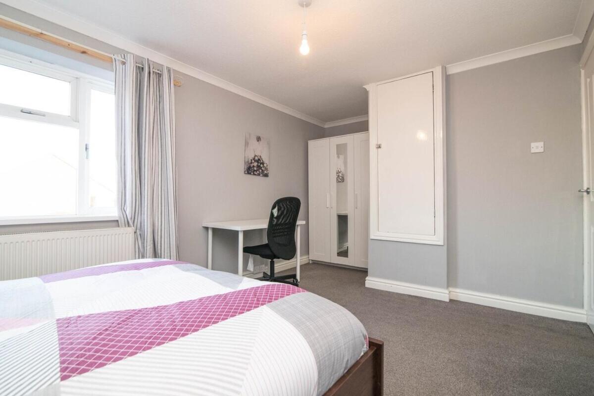 Spacious Two Bed House With Parking And Garden Dudley Exteriér fotografie