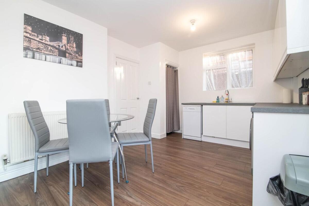 Spacious Two Bed House With Parking And Garden Dudley Exteriér fotografie