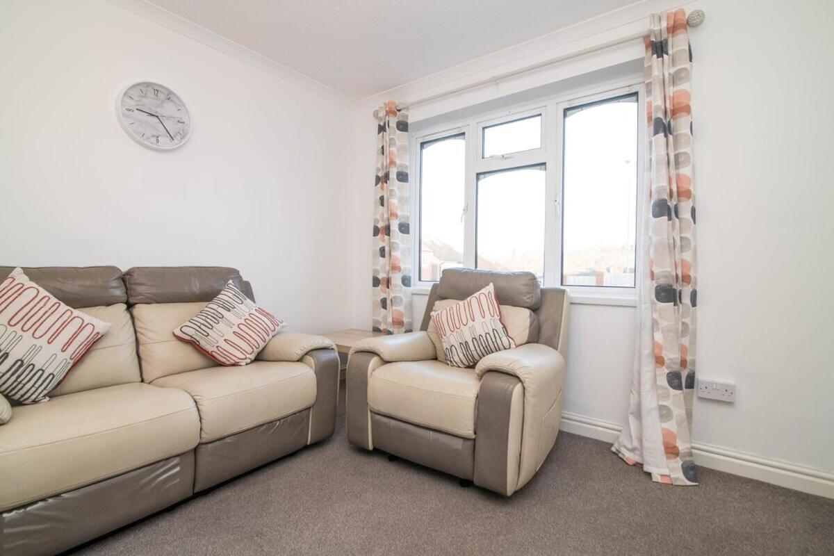 Spacious Two Bed House With Parking And Garden Dudley Exteriér fotografie
