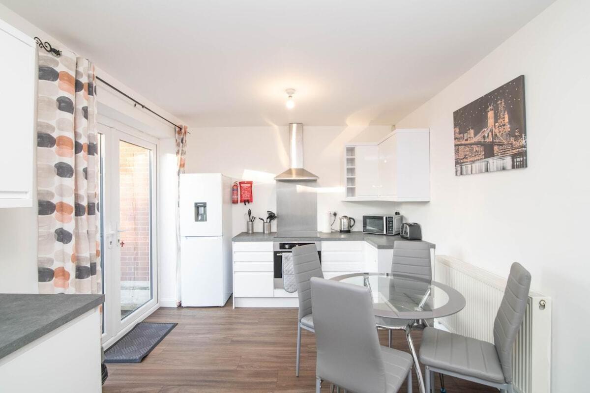 Spacious Two Bed House With Parking And Garden Dudley Exteriér fotografie
