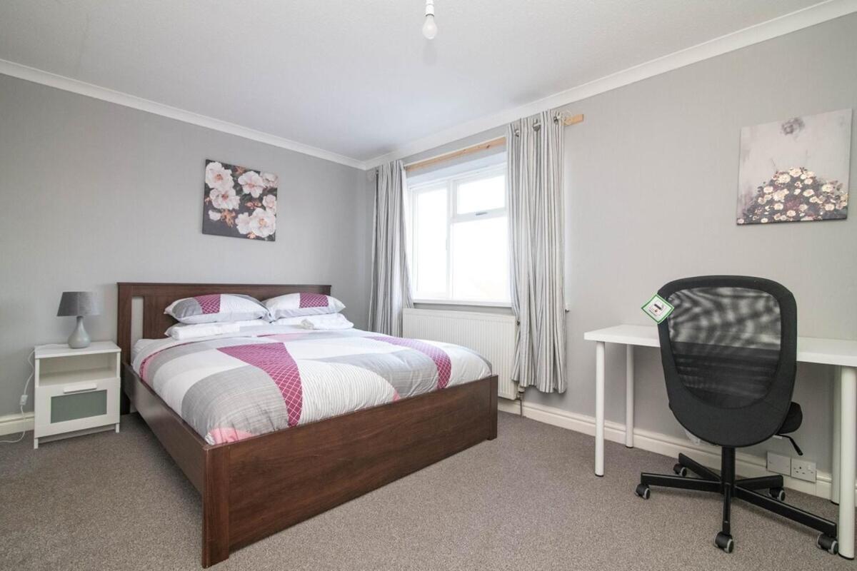 Spacious Two Bed House With Parking And Garden Dudley Exteriér fotografie