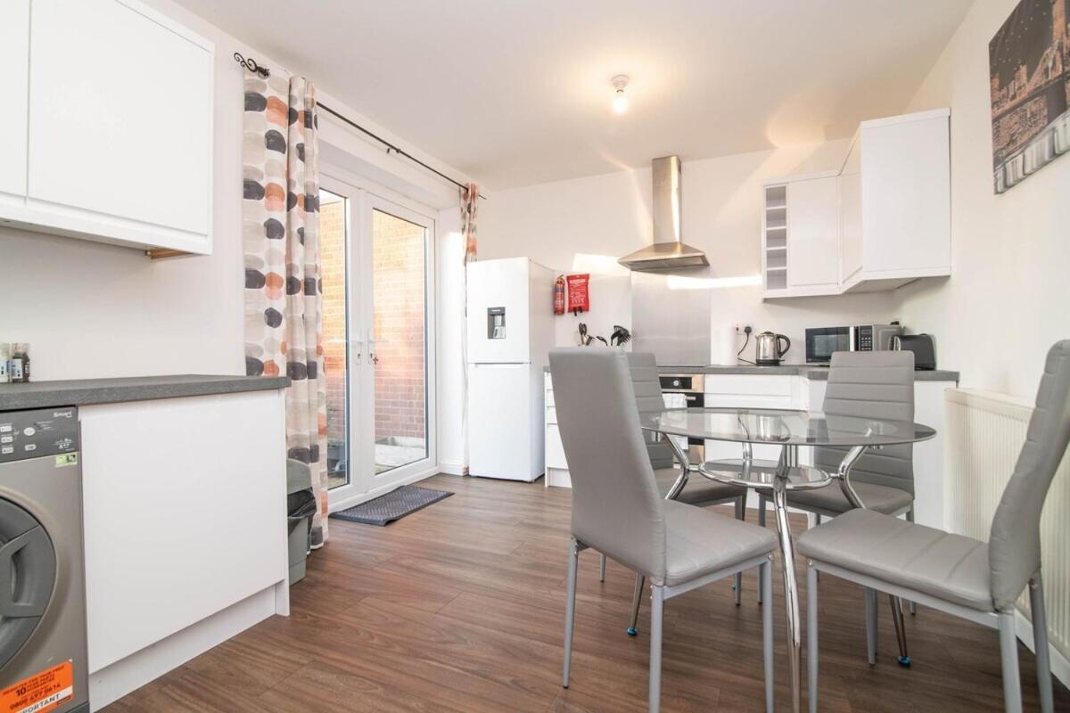 Spacious Two Bed House With Parking And Garden Dudley Exteriér fotografie