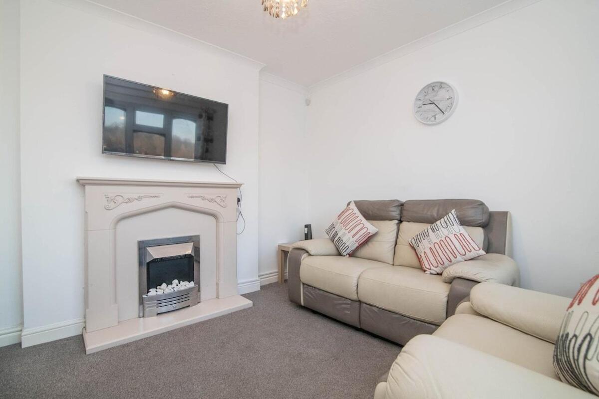 Spacious Two Bed House With Parking And Garden Dudley Exteriér fotografie